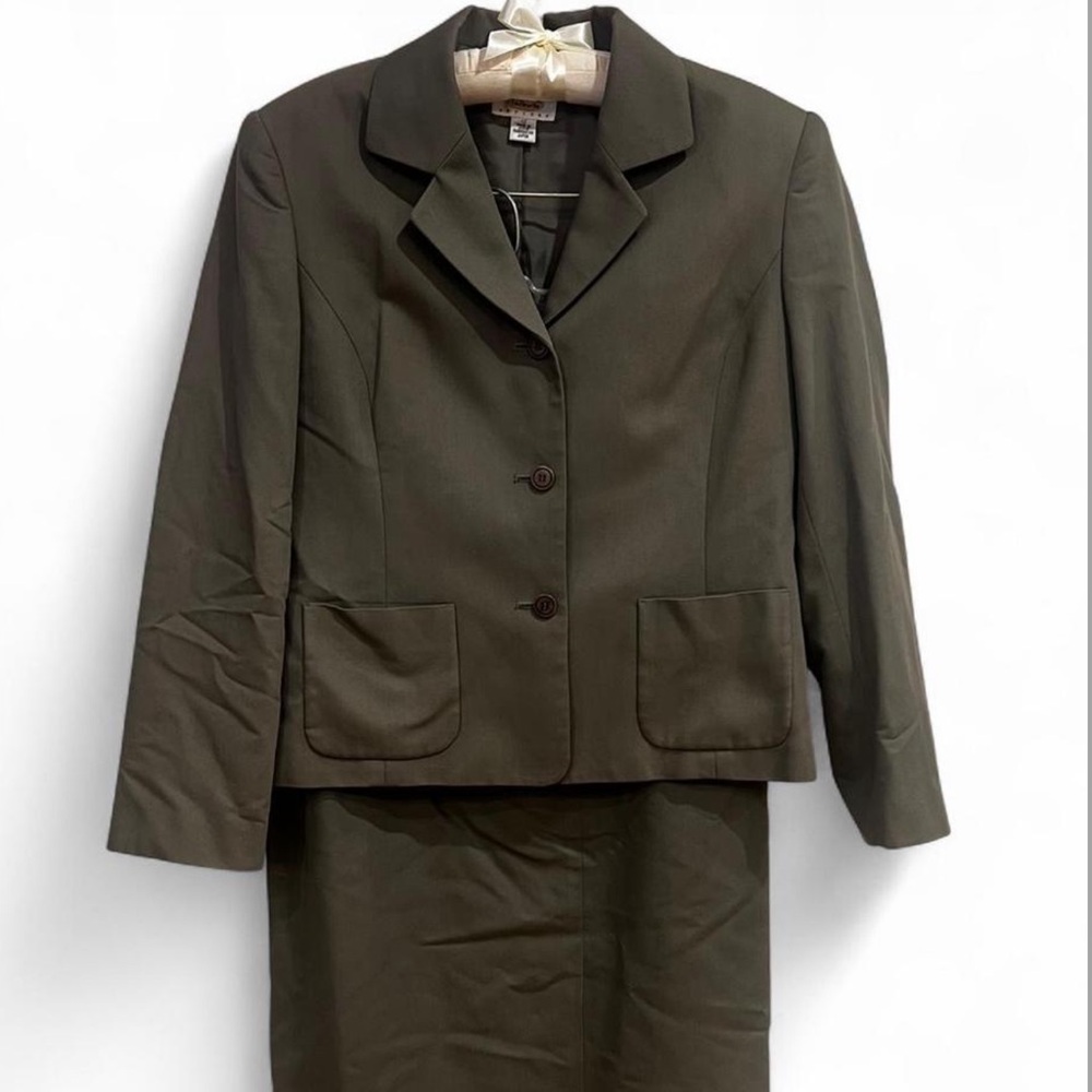 OLIVE TWO PIECE DOUBLE BREAST SUIT
SKIRT LENGTH 34.5 IN.
